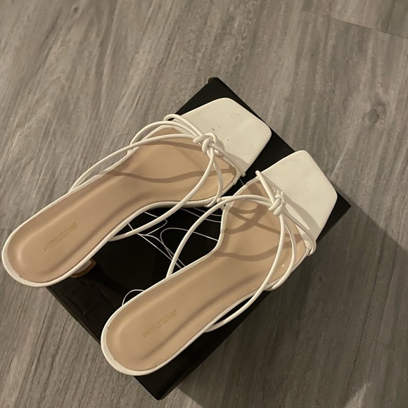 Pretty little thing white toe thong low heel cake stand mules,size 8,white - Picture 3 of 5